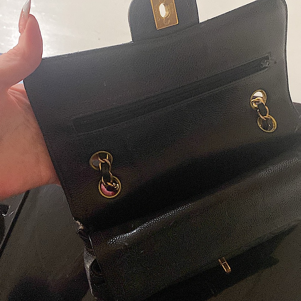Classic 8.5x6 CHANEL®️CAViAR bag with gold chain to wear crossbody or shoulder. - Picture 5 of 11